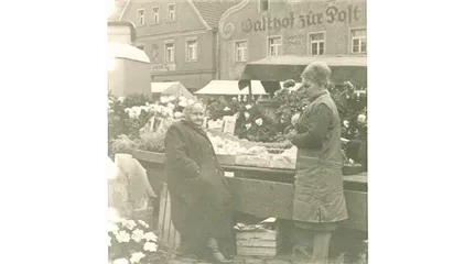 Irrgang Oma am Wochenmarkt.JPG